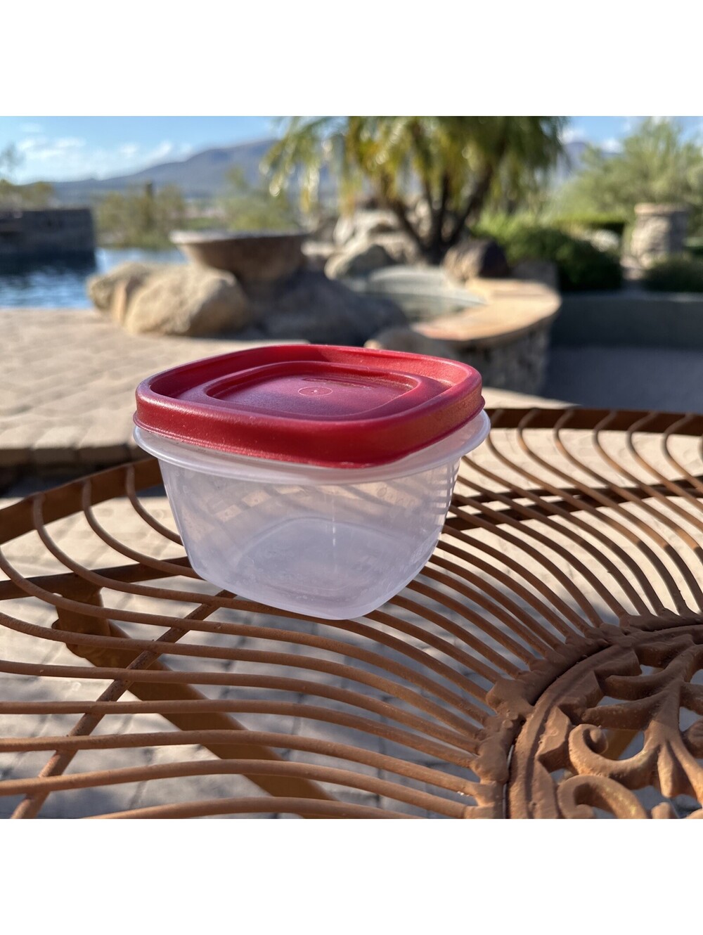 1 Rubbermaid 7J57 Red Easy Find Lid 2 Cup Food Storage Container 473ml